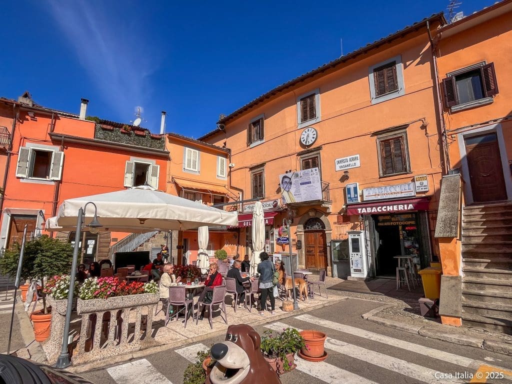 Bar Goloso på torget i Vasanello