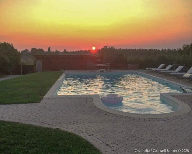 Svømmebasseng i solnedgang