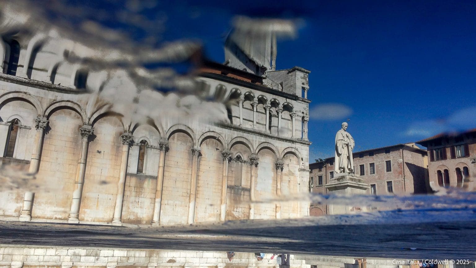 Kirke speilvendt i dam