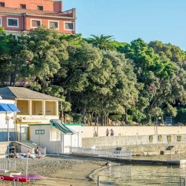 Strandpromenaden langs havet i Castiglioncello