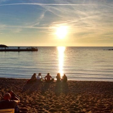 Strandliv i solnedgang i Castigloncello