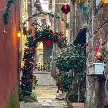 Julepyntet bakgate i Vasanello