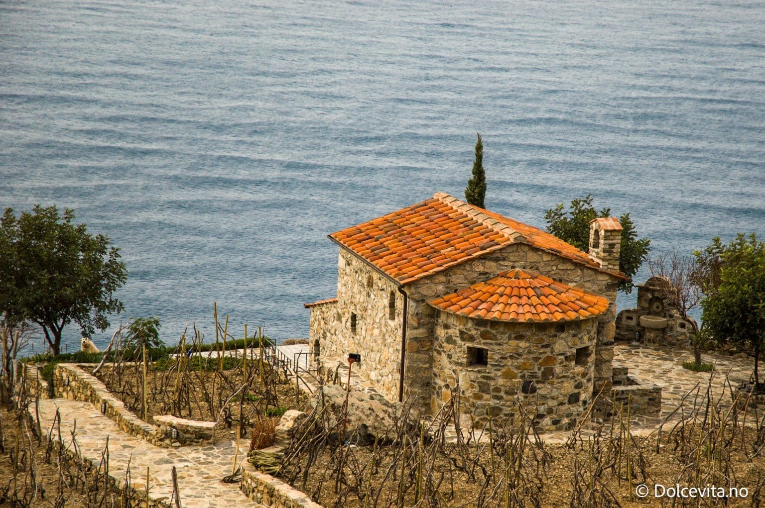 Murhus med utsikt over havet