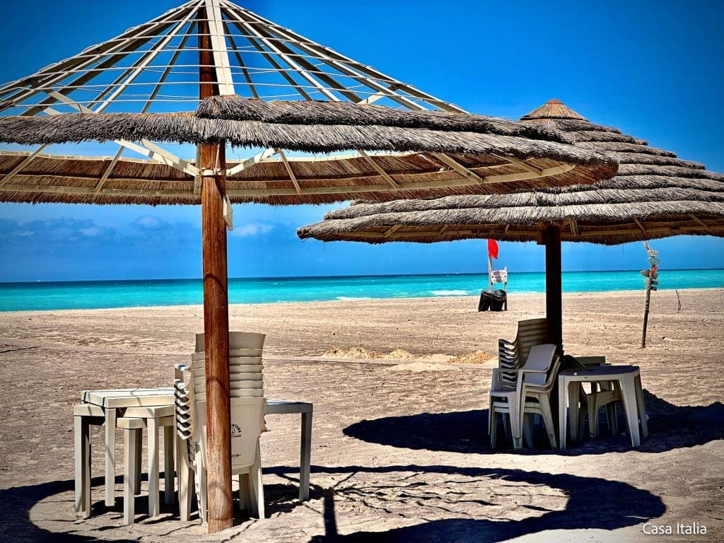 Sol, strand og blått hav ved Spiaggie Bianche
