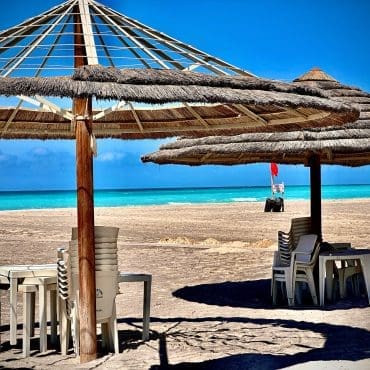Sol, strand og blått hav ved Spiaggie Bianche